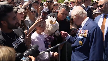 Re Carlo accarezza un alpaca in Australia, ma l’animale gli starnutisce addosso