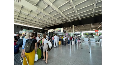 Aeroporto di Catania, sospesi tutti i voli dallo scalo Fontanarossa. Attese cancellazioni e dirottamenti