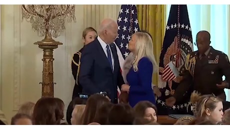 Biden prova a baciare un’altra donna credendo sia sua moglie, Jill interviene per fermarlo - VIDEO