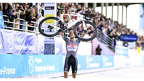 Alla Parigi-Roubaix vince ancora Van der Poel, 2° Pogacar
