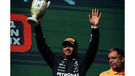 Lewis Hamilton iconico in Ungheria tra l’incidente con Verstappen e le battutine di Norris
