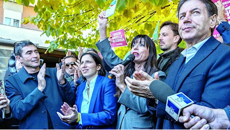 Umbria, la foto del campo largo e gli attivisti gridano: “Unità”