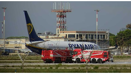 Incendio su un aereo: bloccati tutti i voli da e per Brindisi. Aeroporto del Salento chiuso