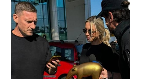 Totti shock: rifiuta il Tapiro e lo lascia per strada. La reazione di Noemi? Da manuale