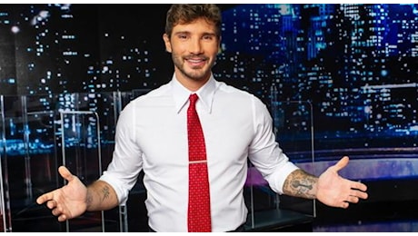 Stefano De Martino sbotta con il concorrente girato di spalle ad Affari Tuoi: «Ho capito, ma...»