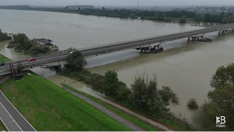 Cronaca meteo diretta - Piena del Po, il drone sorvola il fiume a Polesella (Rovigo) - Video