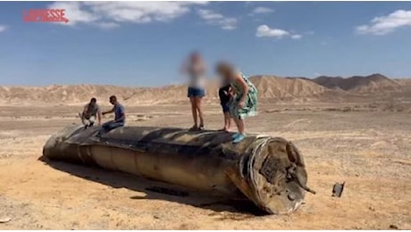 Israele, frammento di missile iraniano trovato nel deserto: i bambini ci giocano sopra