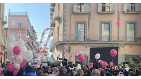 Esplosione a Ercolano, lacrime e rabbia per l'addio a Sara e Aurora