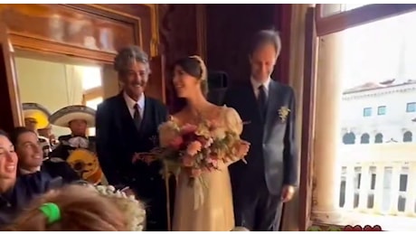 Olivia Testa si sposa, Fiorello e il papà Edoardo la accompagnano all'altare: il momento emozionante