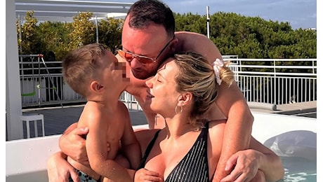 Gigi D'Alessio e la compagna incinta si godono l'estate in costume in piscina in attesa del secondo figlio in arrivo: guarda