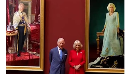 Uk, svelati i ritratti ufficiali dell'incoronazione di Re Carlo III e Camilla