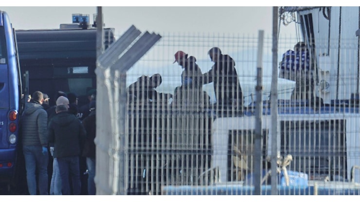 “Giuste le manette ai migranti trasferiti” - Il Fatto Quotidiano