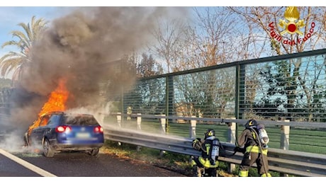 Auto in fiamme in autostrada: momenti di paura lungo l'A14 (FOTO)