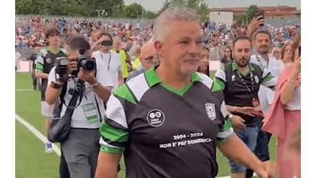Roberto Baggio torna in campo e si commuove a Novara davanti a 12 mila tifosi. VIDEO