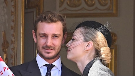 Beatrice Borromeo vince la gara di eleganza: è lei la più ammirata a Monaco in tweed grigio e veletta