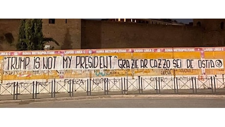 «Trump is not my president. E grazie ar c***o sei de Ostia». Lo striscione choc dopo le elezioni USA 2024