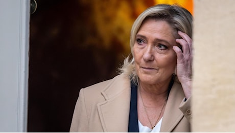 Francia, Le Pen lancia un ultimatum sulla manovra e minaccia di far cadere il governo