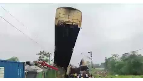 Incidente ferroviario in India, scontro tra treno passeggeri e merci, 13 vittime e 20 feriti, il primo ministro: Tragedia - VIDEO