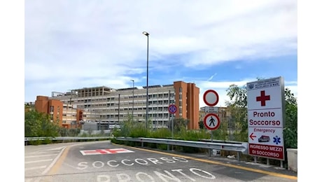 Ragazza uccisa, un ferito spacca computer al Pronto soccorso: scatto d'ira durante la medicazione