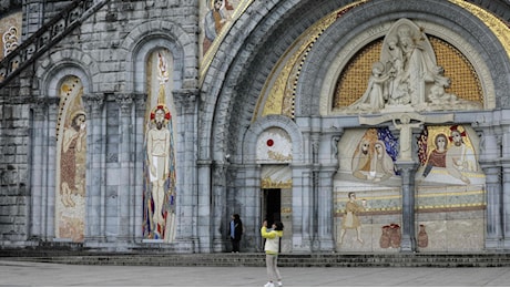 I mosaici di Rupnik agitano la Chiesa. Le vittime: “Rimuoveteli”. Il cardinale O’Malley scrive al Vaticano: “Possono offendere le vittime”