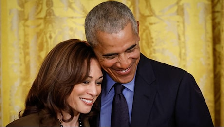 Il telefono, la Sua voce. Obama chiama Harris e le garantisce il sostegno: “Io e Michelle siamo con te”