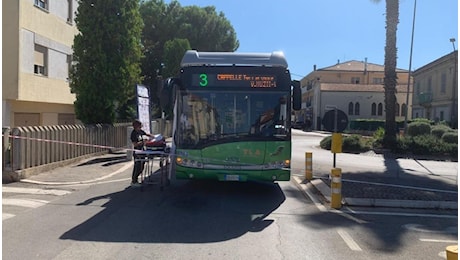 Bus frena di colpo a Montesilvano vicino Pescara, passeggero 66enne cade battendo la testa a terra e muore