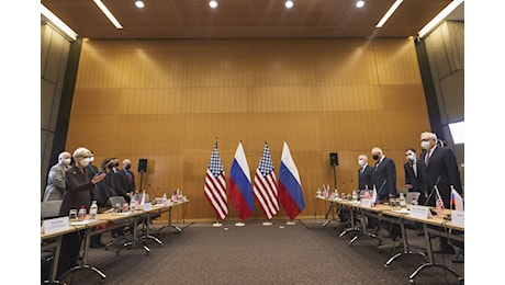 Ucraina, i ministri della difesa russo e Usa tornano a parlarsi dopo un anno: “Rischio escalation”