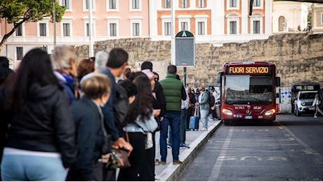 Sciopero di oggi, lavoratori in piazza a Napoli e Bologna. Corteo a Roma. La situazione