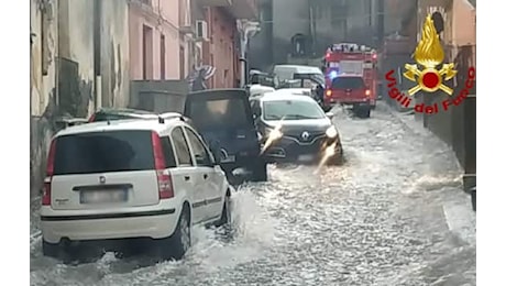 Catania, esondazione di un torrente: evacuato un supermercato