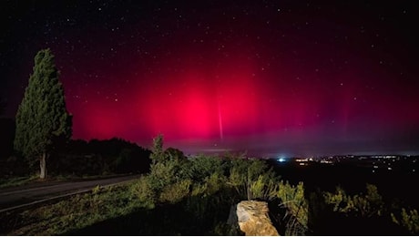 Aurora boreale a Siena oggi: la foto del cielo che si tinge di rosso