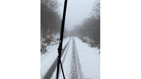 Prima neve sui Nebrodi, al lavoro mezzi spargisale