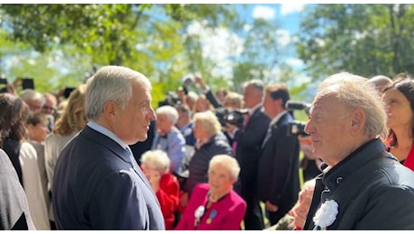 Tajani e la visita a Marzabotto. L'abbraccio con i superstiti (insieme a Mattarella) e quel segnale contro le ambiguità