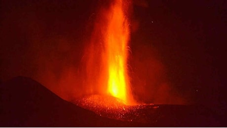 Etna, nuova eruzione ieri sera e nella notte: spettacolare colonna eruttiva di 6 km | FOTO e VIDEO