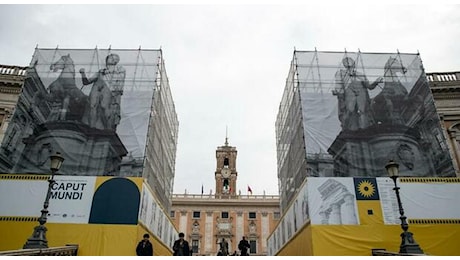 Roma, denaro e orologi per i lavori delle strade: perquisizione in Comune