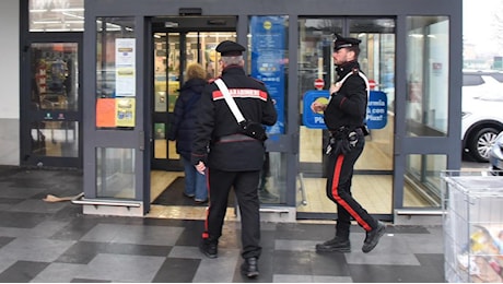 Orrore fuori dal supermercato. Assale la moglie a coltellate. I clienti lottano e la salvano