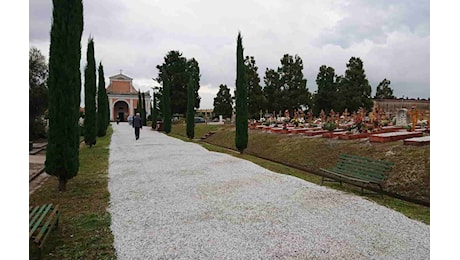 Commemorazione dei defunti a Pistoia. Il cimitero non fa (come promesso) orario continuato