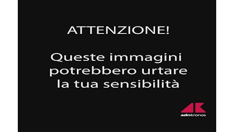 Agente aggredito a Crotone, le immagini del violento pestaggio dopo l'omicidio di Francesco Chimirri - Video