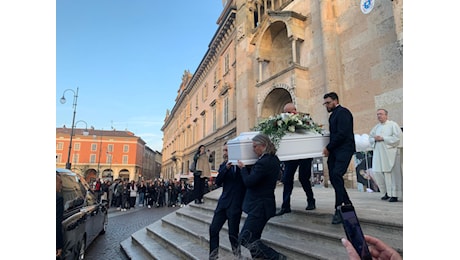 Rose bianche e rosse per Aurora, in Duomo l’ultimo abbraccio della città