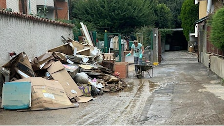 Alluvione a Bergamo, tifosi dell'Atalanta con vanghe e stivali: gli angeli nerazzurri del fango