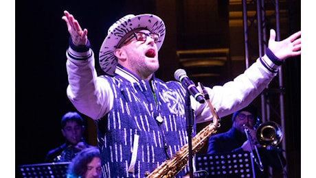 Capodanno, brindisi e balli in piazza sotto le note di Jimmy Sax per la Capitale della Cultura