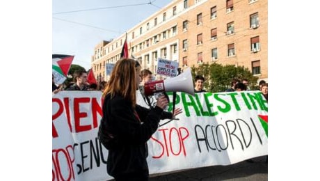 Il presidio pro Palestina alla stazione metro San Paolo