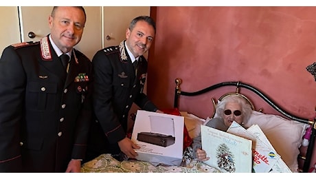 Lidia a 92 anni rimane sola a Natale e riceve la visita di carabinieri che le donano un giradischi e tre vinili: Che bella giornata, grazie