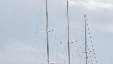 Cagliari, in porto gli yacht dei più ricchi del mondo: c’è anche il veliero di Mr. Amazon