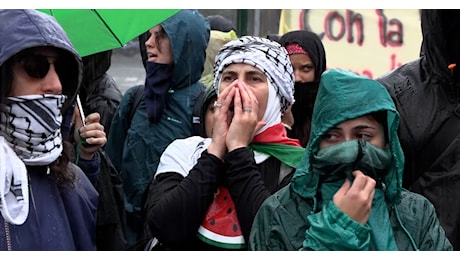 Palestina libera. Israele criminale. Primi manifestanti in piazza a Roma: i cori dal corteo pro Gaza