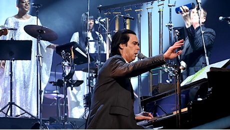 Nick Cave, gioia e dolore, rabbia e allegria per conquistare gli 11 mila del Forum di Assago