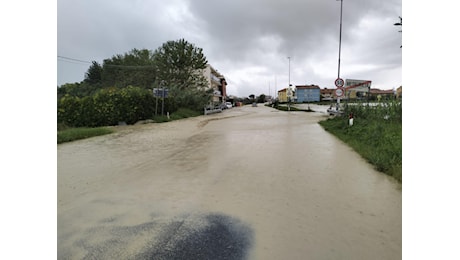 Maltempo Marche, allagamenti e smottamenti: evacuata una famiglia da una casa allagata | FOTO