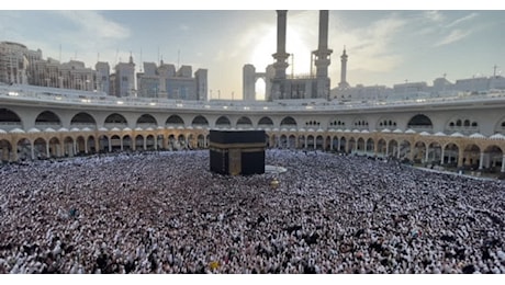 Arabia Saudita, strage di pellegrini alla Mecca, morte di caldo almeno 922 persone, temperature oltre i 50 gradi
