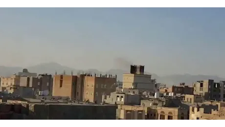 Israele effettua attacchi aerei contro gli Huthi all'aeroporto di Sanaa e in tutto lo Yemen