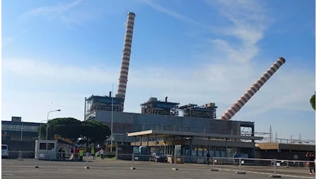 Demolite le ciminiere dell'ex centrale Enel di Piombino, il video del crollo delle torri alte 197 metri