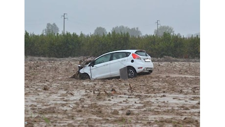 Un’auto ancora bloccata nel fango, i lavori all’argine del Lamone: Traversara torna a vivere ore di paura - Gallery